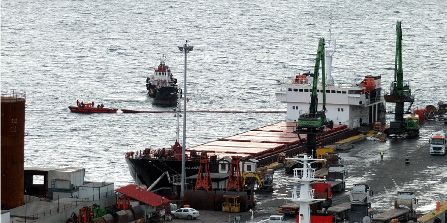 Yük gemisi iskeleye çarptı
