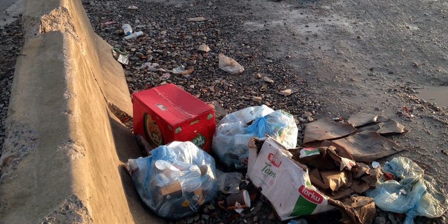 Otobüsler çöplerini yola bırakıyor