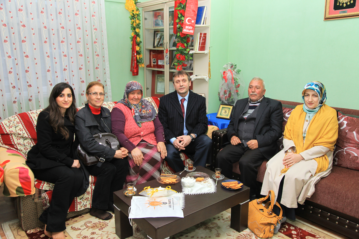 Demirci, “Şehit ailelerimizin yanındayız”