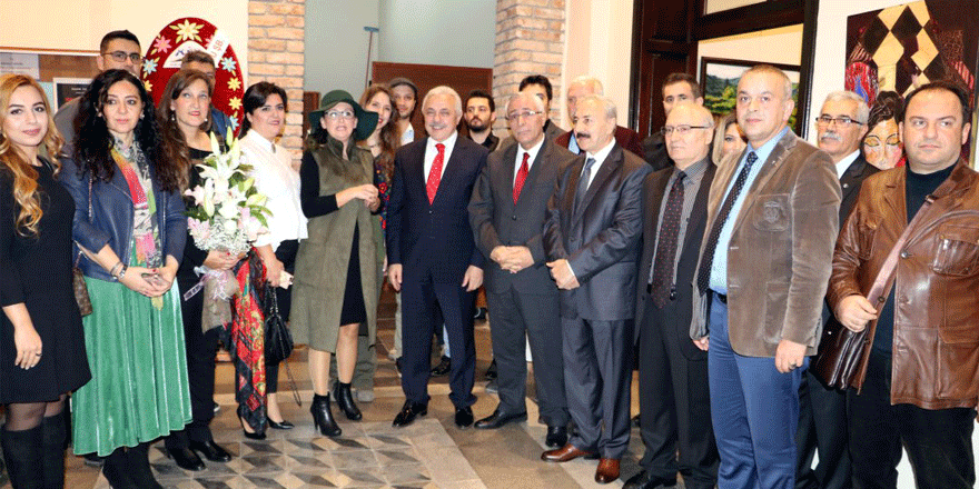 Bir Renk Bin Yorum Sergisi