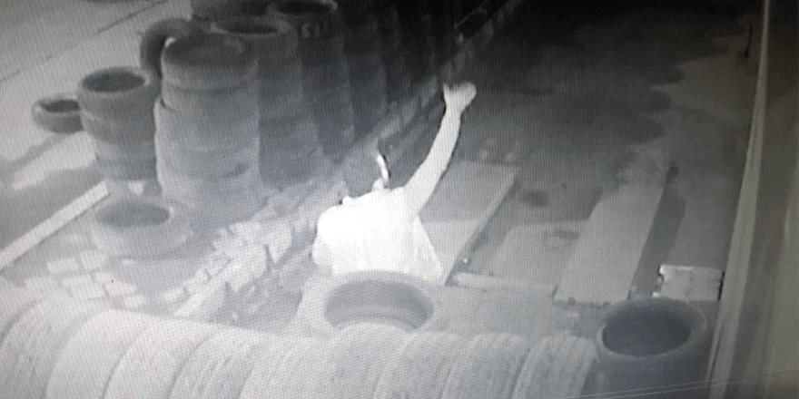 Lastikleri seçip çaldı, kameraya el salladı