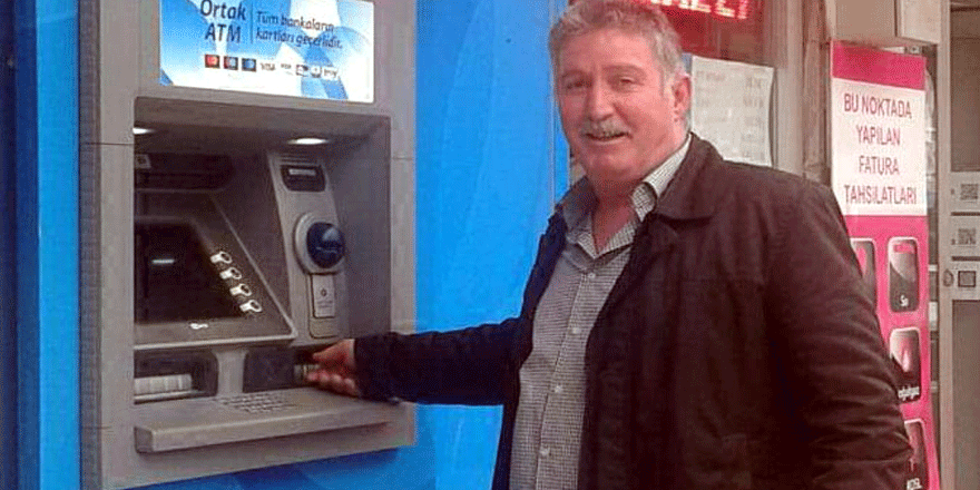 Bankamatikte unutulan parayı bankaya teslim etti