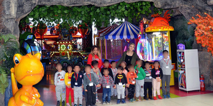 Anneleri cezaevinde olan çocuklar lunaparkta eğlendi