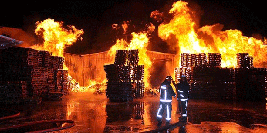 Palet fabrikasında yangın