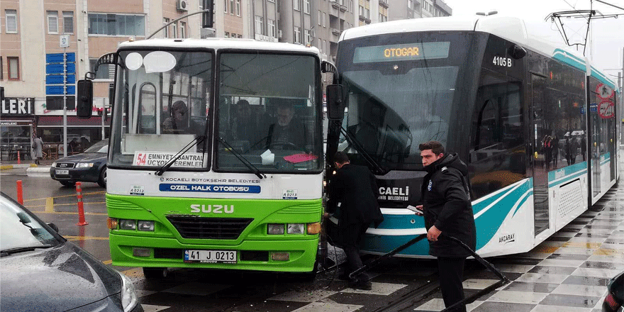 Tramvay, özel halk otobüsüne çarptı