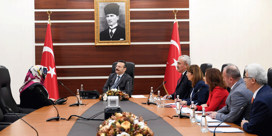 Vatandaşları dinliyor