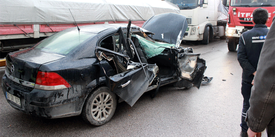 Otomobil TIR'a çarptı: 2 ölü, 2 yaralı