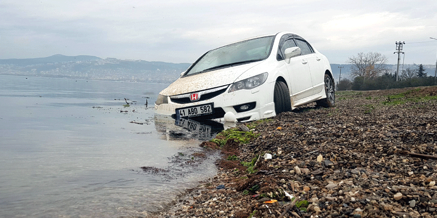 Otomobil, deniz kıyısında çamura saplandı