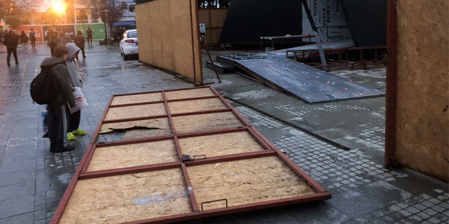 Kapı üzerine devrildi!   