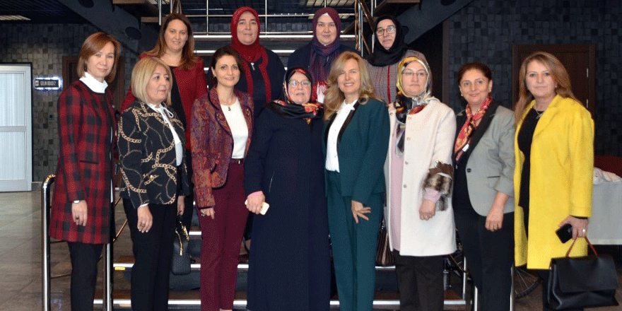 Polis eşleriyle buluştu