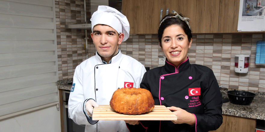 Hayata kendi elleriyle tutunuyor   