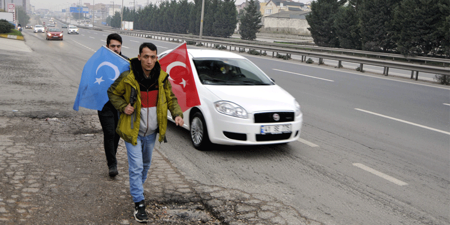 Doğu Türkistan için  Ankara'ya yürüyor