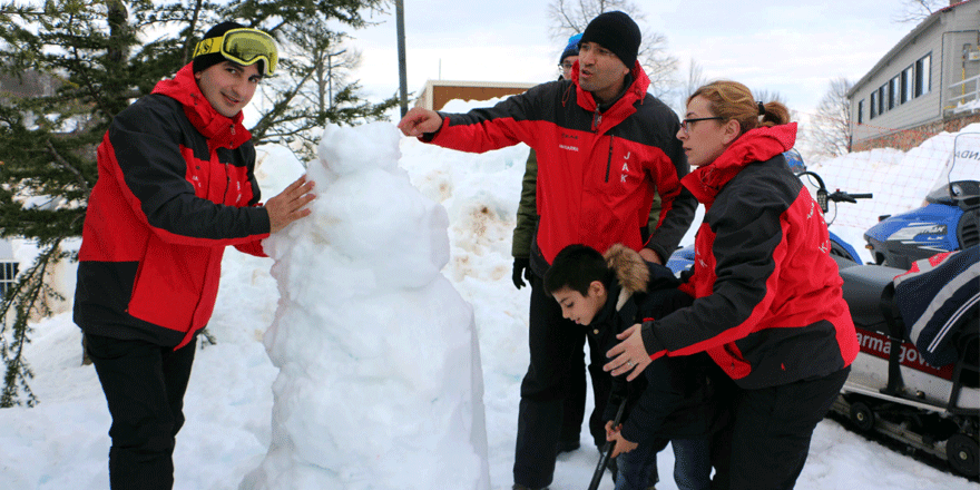 Engelli çocukların jandarma ile kar eğlencesi