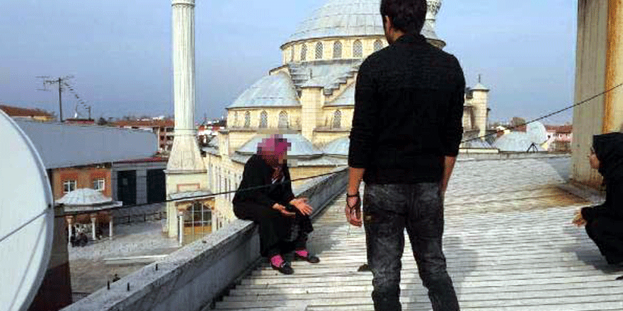 3 çocuk annesi çatıda intihara kalkıştı  