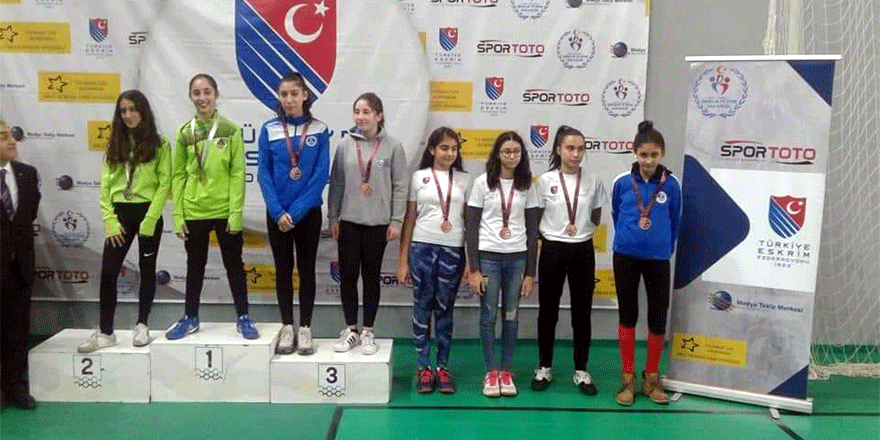 Eskrimciler Türkiye şampiyonasından 3 madalya ile döndü