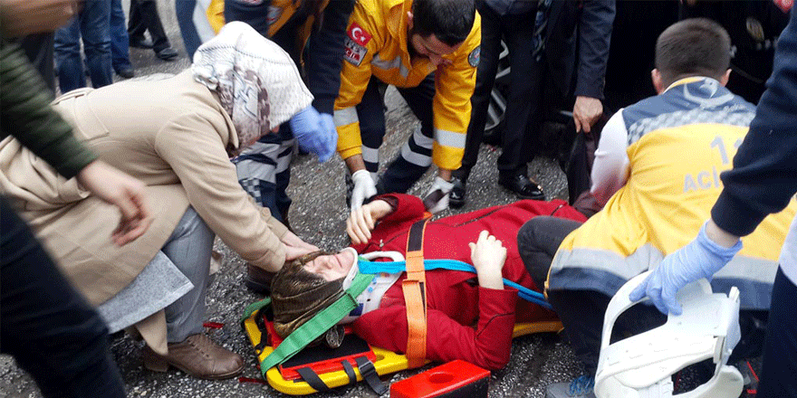 Otomobil ile minibüs çarpıştı: 8 yaralı