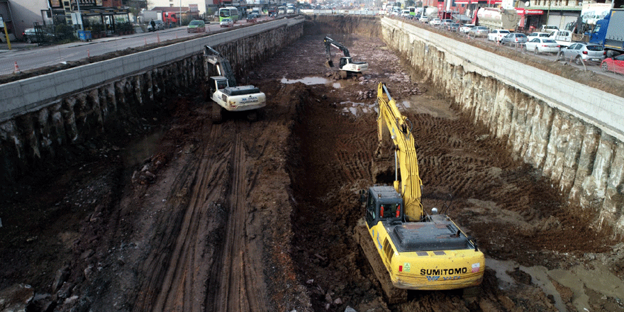 Köprü kirişleri inşa ediliyor