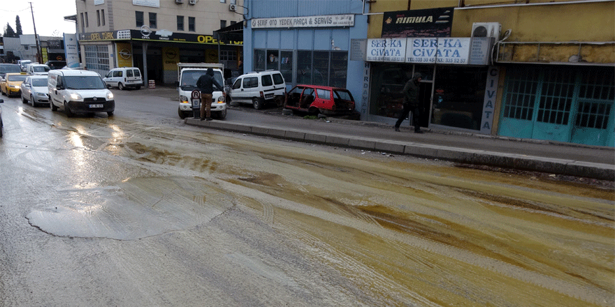 Yola dökülen yağ kazalara yol açtı   