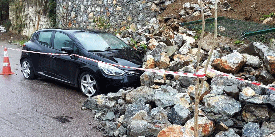 İstinat duvarı çöktü: 2 araçta hasar var