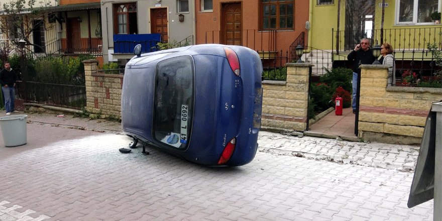 Bahçe duvarına çarparak devrildi   