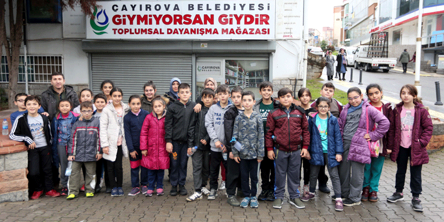 Öğrencilerden ‘Giymiyorsan Giydir Kampanyası’na destek