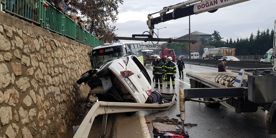 Halk otobüsü ile otomobil çarpıştı: 3 yaralı