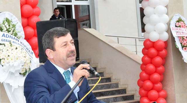 Bakandan okul Karabacak’tan semt pazarı sözü