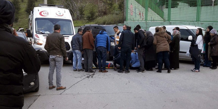 Minibüsün altında kalan Medine'yi işçiler kurtardı