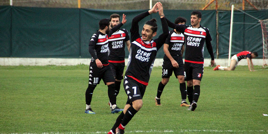 Kullar, yarışı bırakmıyor:8-0