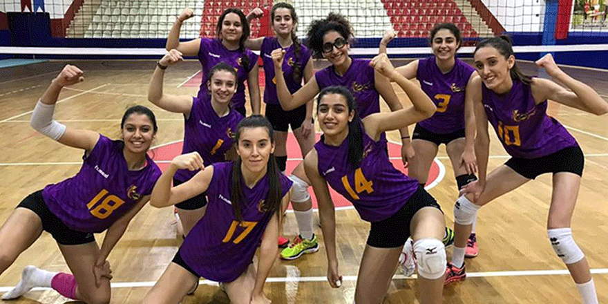 Genç bayanlar voleybolda zirvede