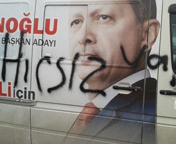 AKP’nin seçim minibüsüne hırsız var yazdılar