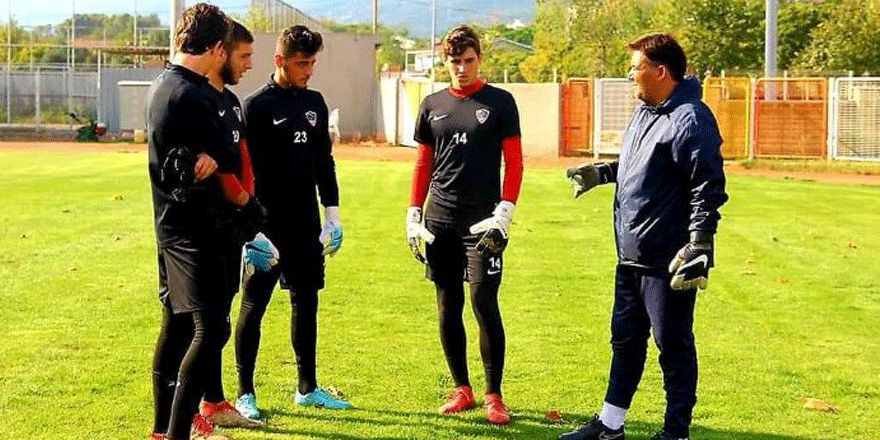 Utku Kolkoparan genç kalecilerden çok memnun