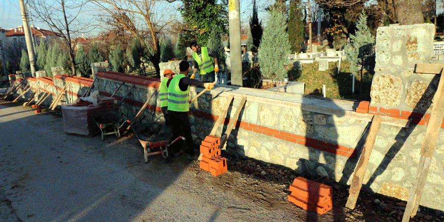 Mezarlıklara 10 bin metre taş duvar inşa edildi
