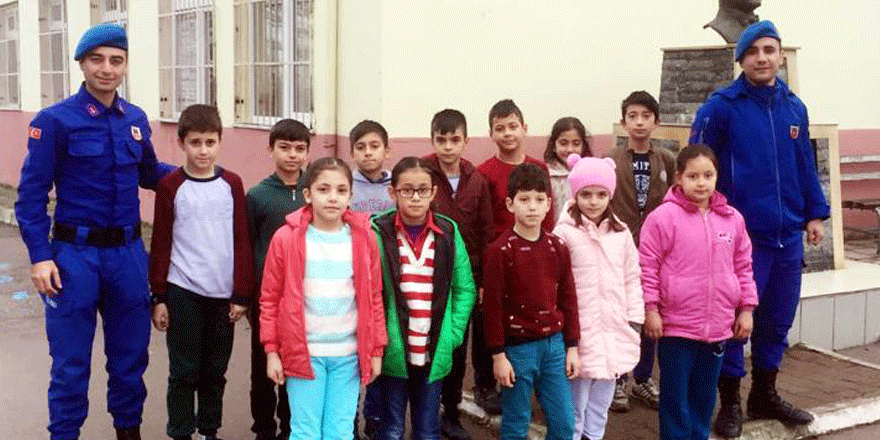Jandarma okul önlerinde denetim yaptı