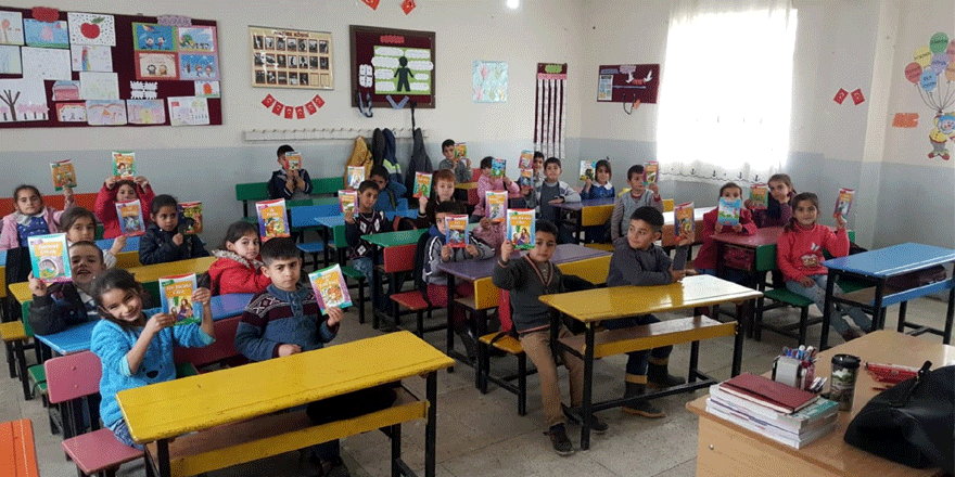 Minik öğrencilere kitap gönderdiler