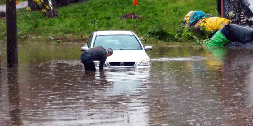 Otomobil, göle dönen yolda kaldı