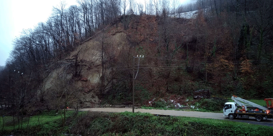 Yol kapandı, elektrik telleri koptu