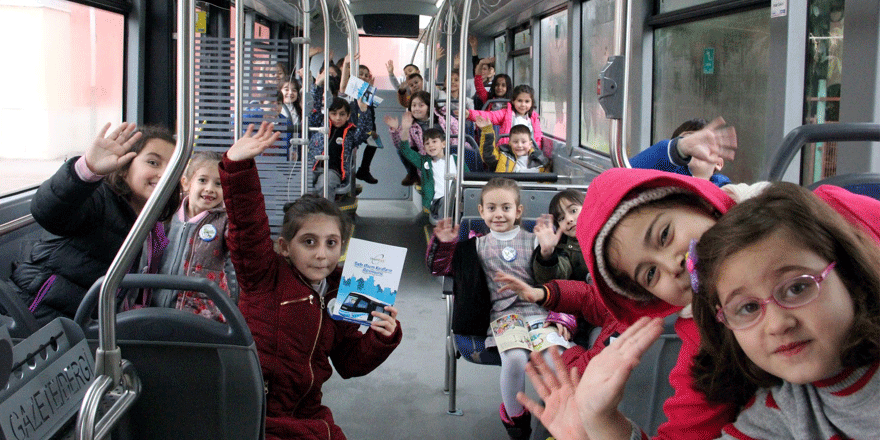  Önce okulda sonra otobüste eğitim