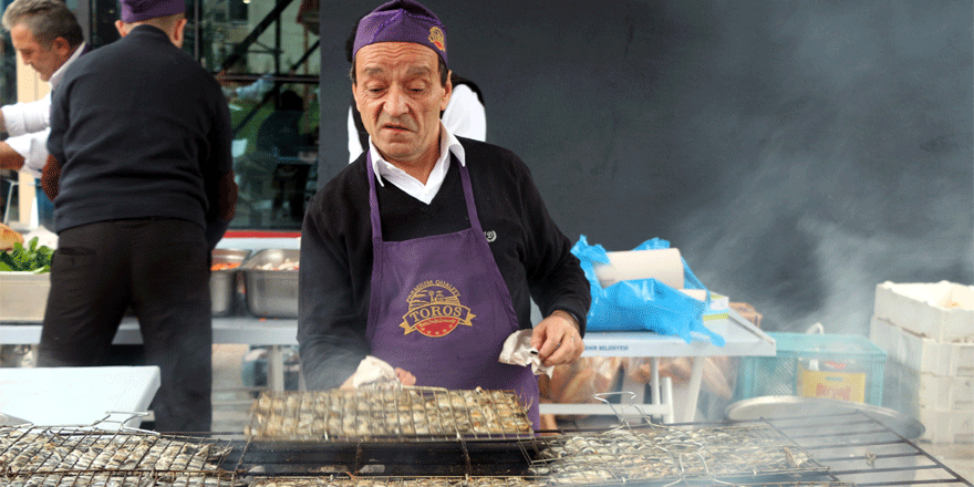 1 ton hamsi ikram edildi