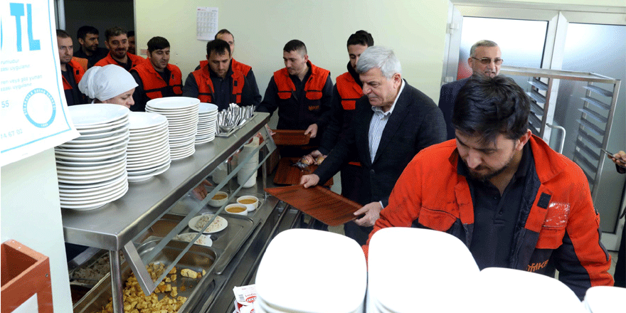 İşçilerle birlikte yemek yedi