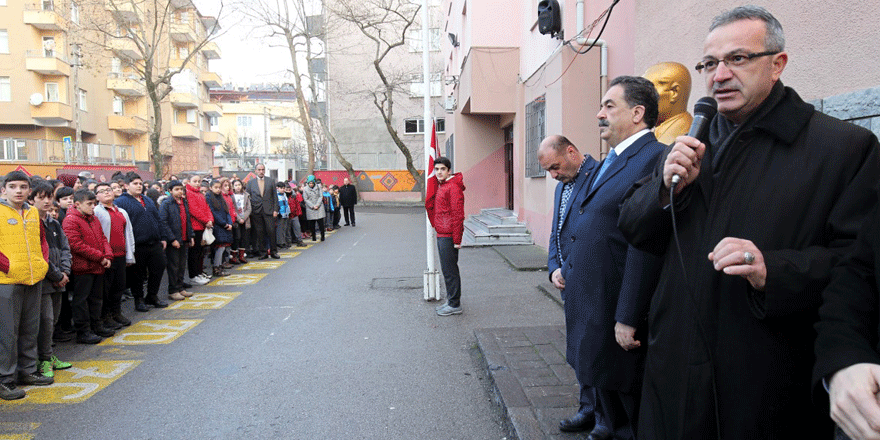 Bayrak törenine katıldılar