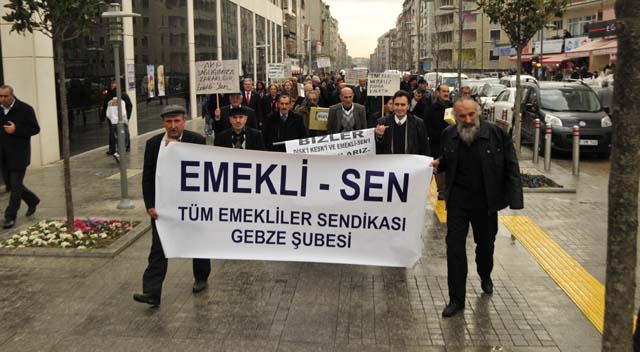 Hükümeti protesto ettiler