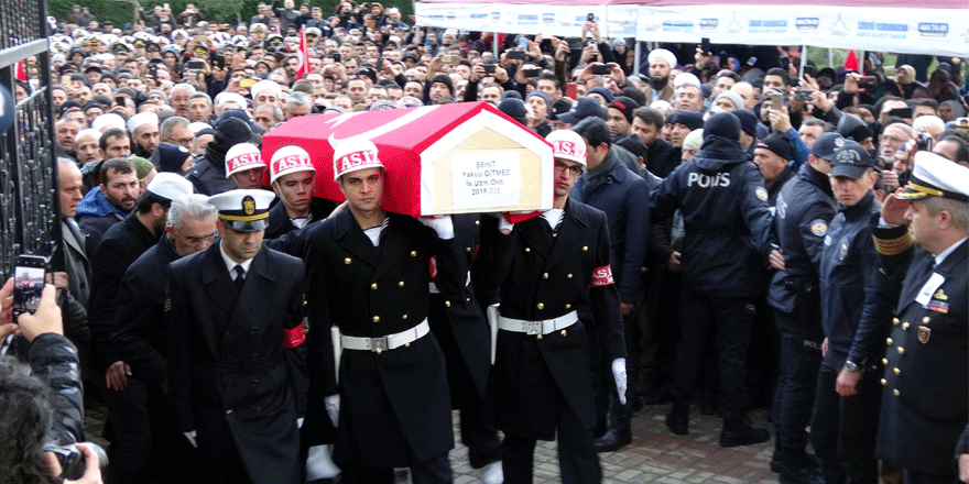 Oğlunu asker selamı ile uğurladı