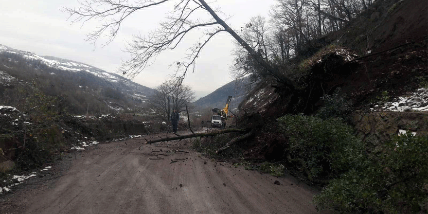 Köy yolu ulaşıma kapandı