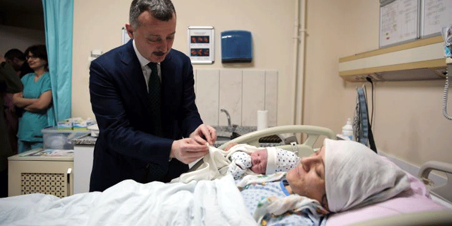 Bebeğin kulağına ezan okudu