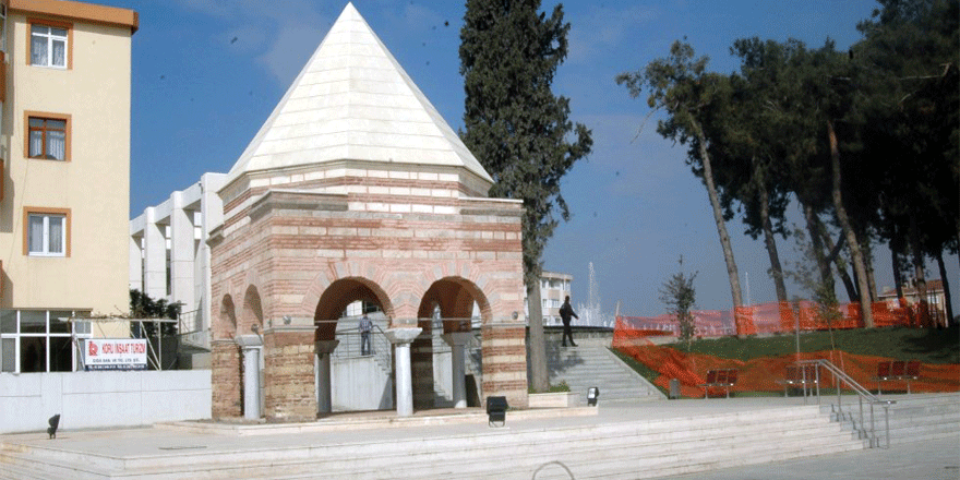 Türbenin kitabesi kayıp!