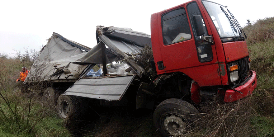 Lastiği patlayan kamyon takla attı: 1 yaralı