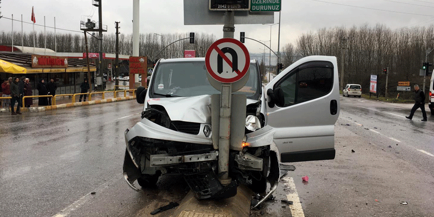 2 araç çarpıştı: 3 yaralı   