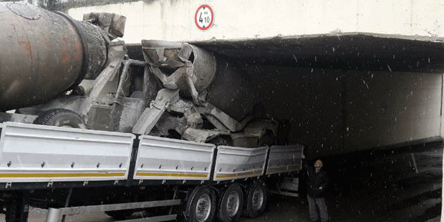 TIR, köprüye takıldı