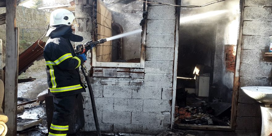 İnşaattaki mutfak ve depo yandı